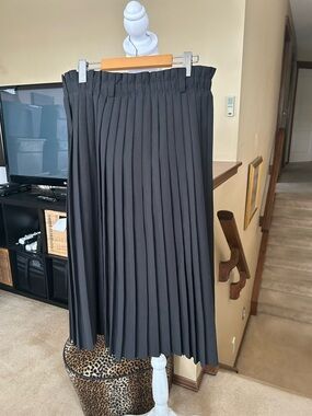 VTG Pleated Black Women's Midi Skirt